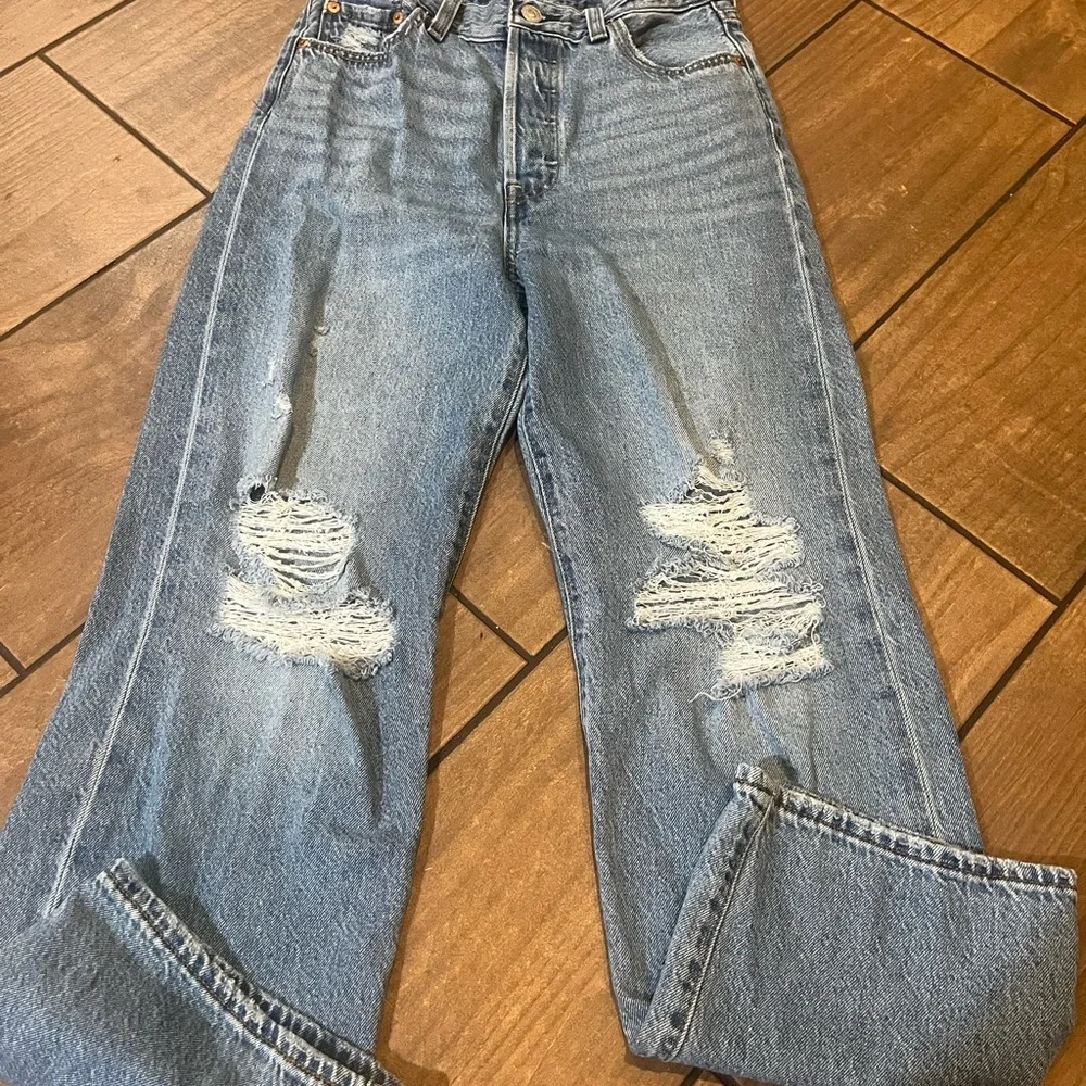 Levi’s Ribcage Medium Wash Denim Distressed Straight Ankle Jeans 26 - Picture 3 of 5